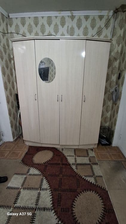 Шкаф сотилади. Катта, қулай ва икки бўлимли.
Бир томонида кийим илгичл — 3