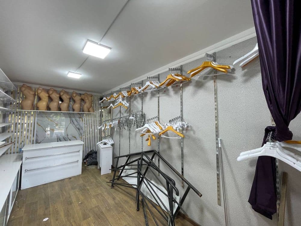Polka veshilka dukon uchun . — 1