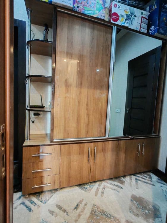 Продаётся прихожая с зеркалом и шкафом-купе в хорошем состоянии — 2