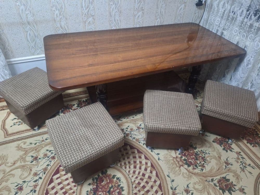 Уголок, стол и пуфики — 2