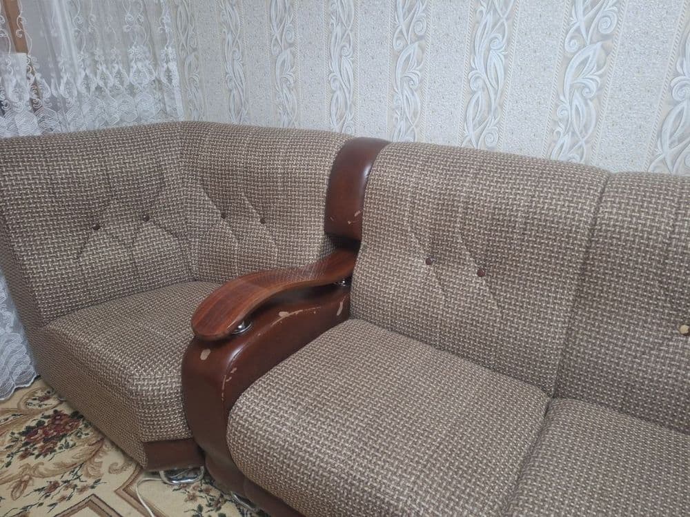 Уголок, стол и пуфики — 3