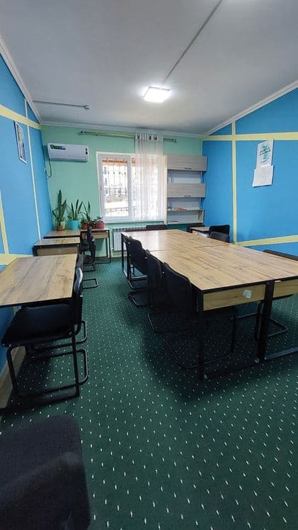 Oʻquv markazlari uchun zamonaviy stol-stullar — 1