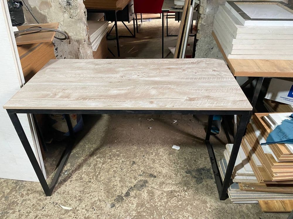 Stol loft parta sotiladi oʻlchamlari 120/60 balandligi 75 — 2