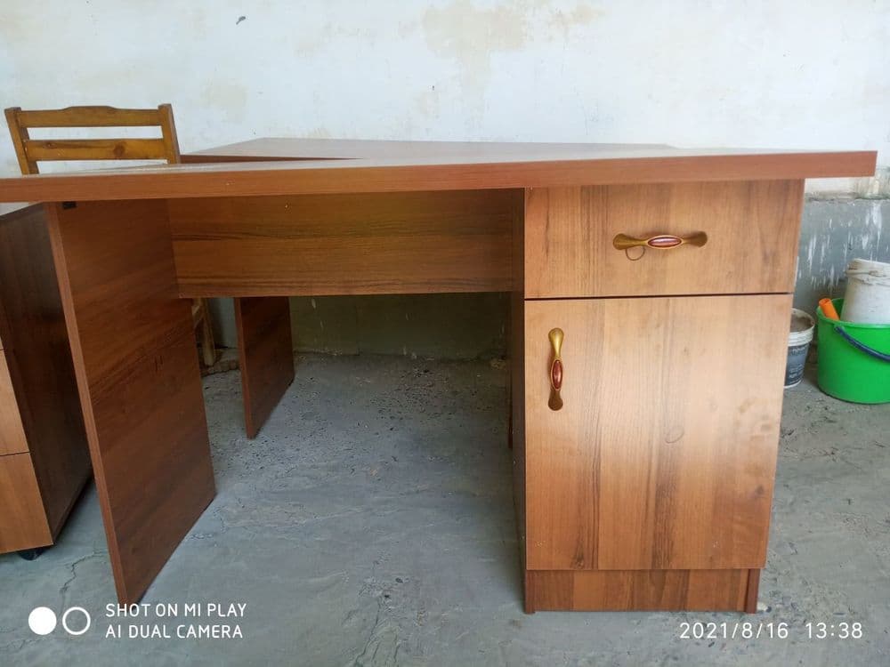 Pismeni stol parta rabochiy stol ofís mébel — 2