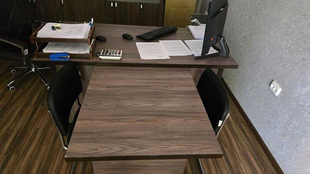 Ofis mebellari yangidek turibdi. — 8