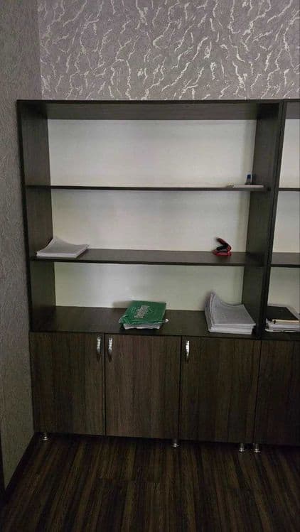 Ofis mebellari yangidek turibdi. — 9