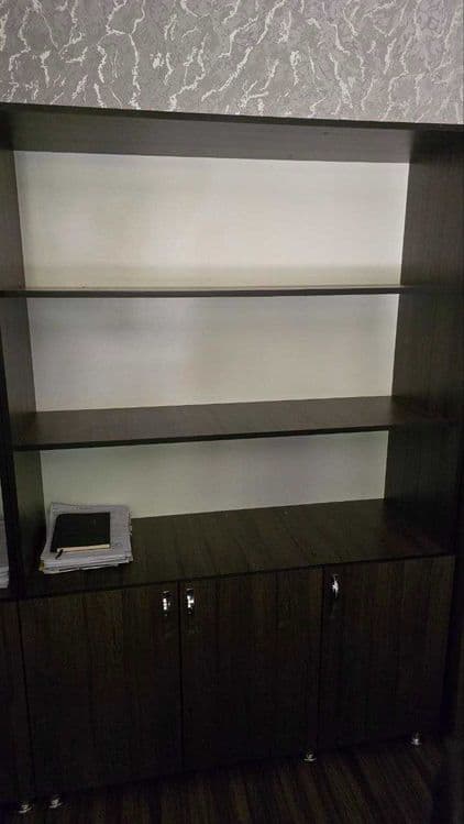 Ofis mebellari yangidek turibdi. — 10