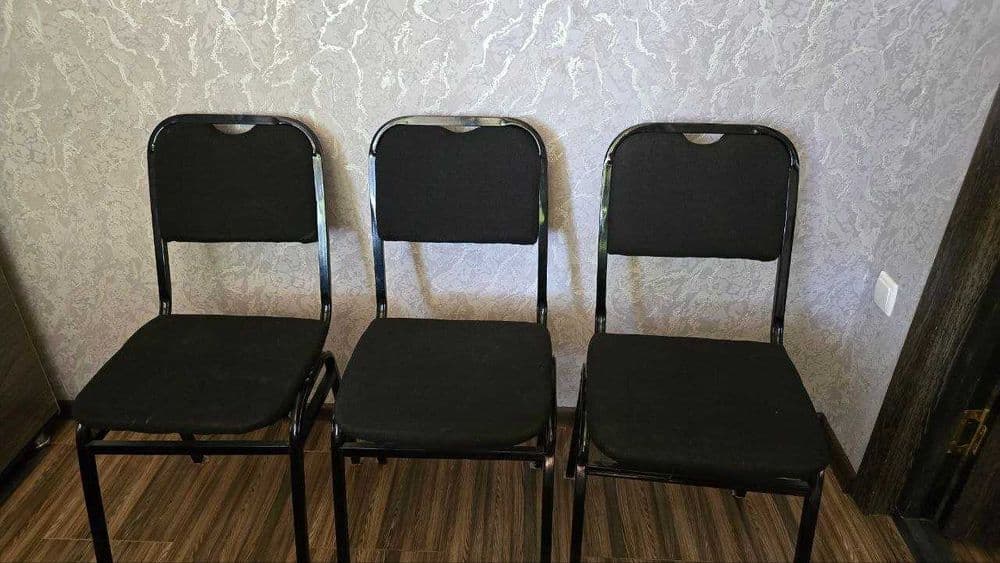 Ofis mebellari yangidek turibdi. — 12