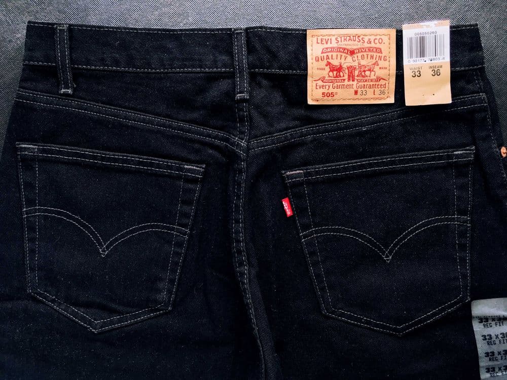 VINTAGE 1994 Made in Canada LEVI'S® 505® Straight Cut Jeans — W33 L36 — 2