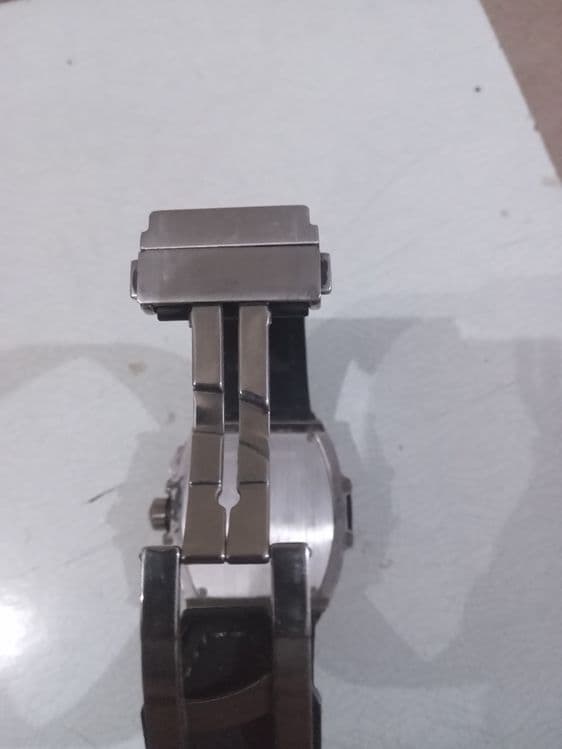 HUBLOT QUL SOATI holati urta — 2