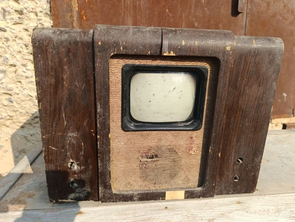 Antikvar buyumlar sotiladi       televizor, radio — 1