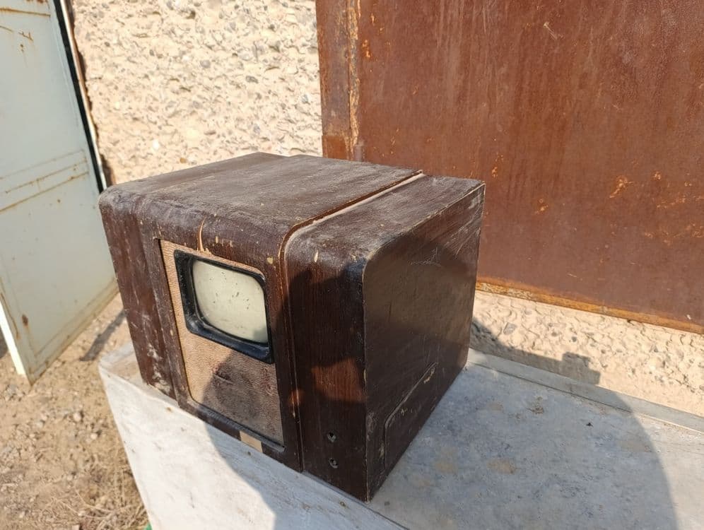Antikvar buyumlar sotiladi       televizor, radio — 2