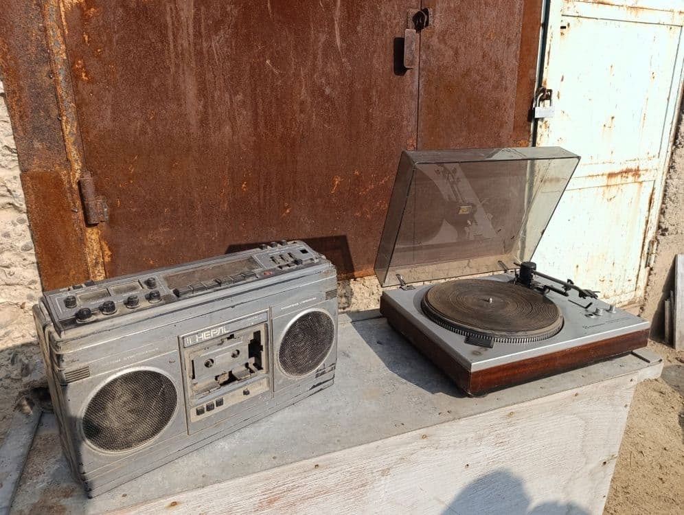 Antikvar buyumlar sotiladi       televizor, radio — 5