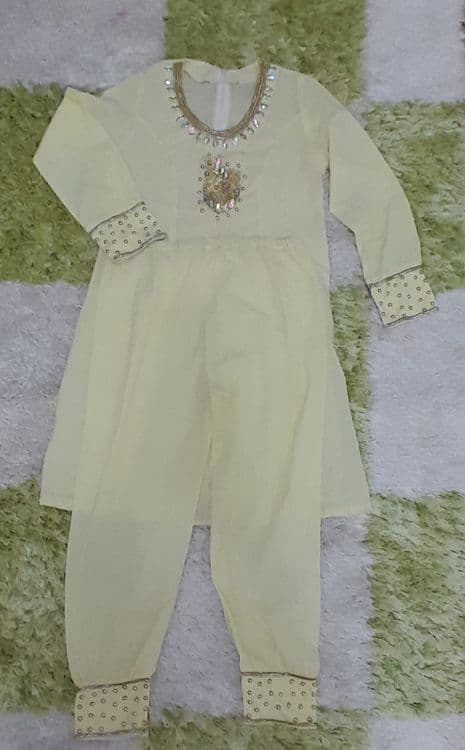 Kelinlar ansambl ko'ylagi sotiladi. Продаю тройку — 3