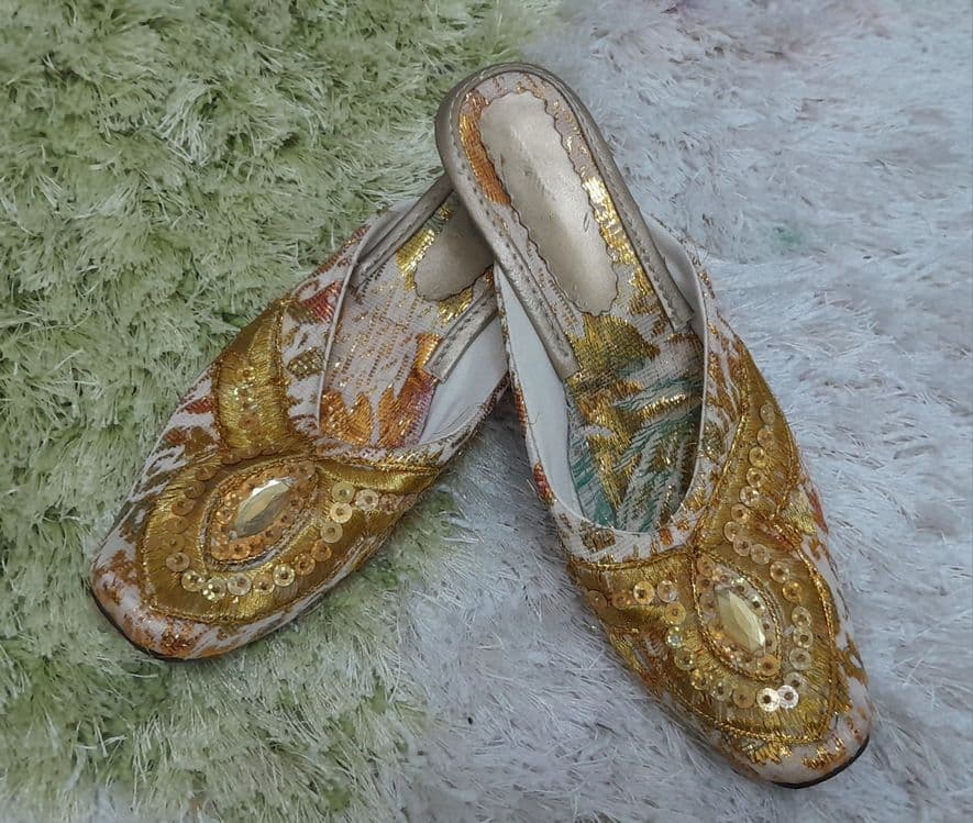 Kelinlar ansambl ko'ylagi sotiladi. Продаю тройку — 5