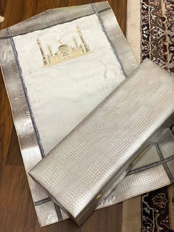 Кожа чемоданда катта мехли жойнамоз. — 2