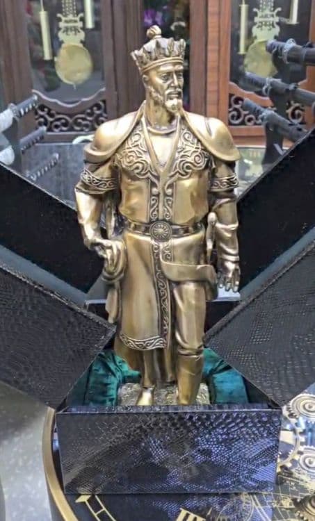 Smoladan ishlangan Amir Temur haykali —

Material: Yuqori sifatli smol — 1