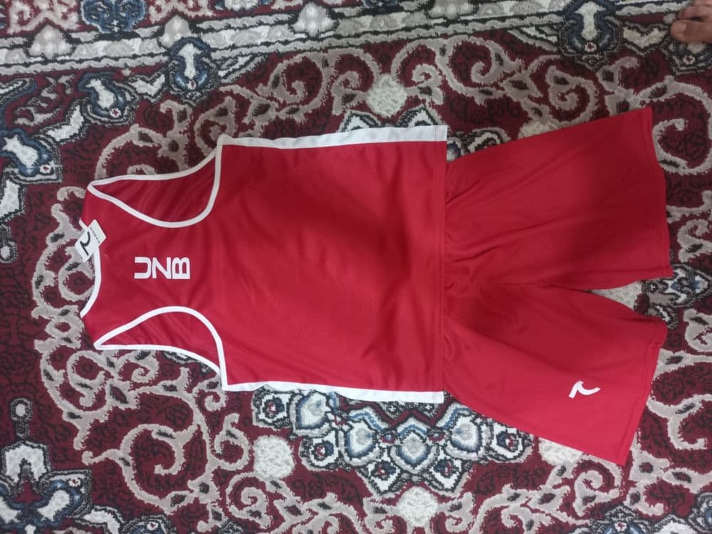 Boks uchun forma rangi: qizil razmer:46 — 2