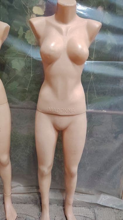 Maniken (sotiladigan kiyimlar uchun ) — 1