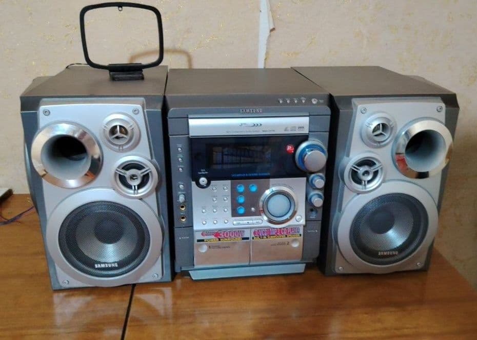 Muzikalni sentir sotiladi 3000w ishlashi zur pulti bor antenasi bor — 3