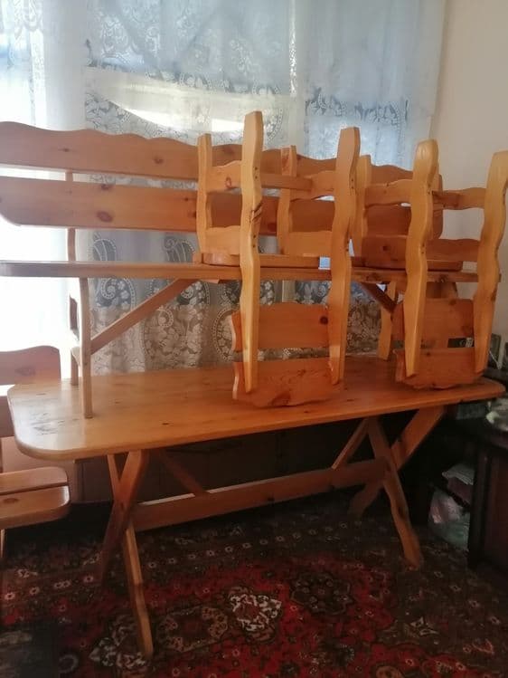 Садовый стол со скамейкой и стулями.