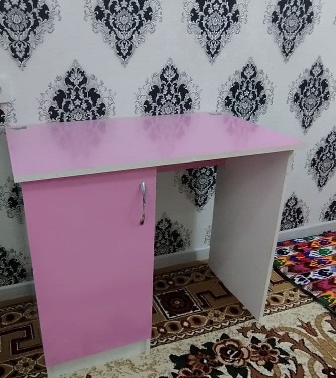 Yuqori sifatli shkaf va dars qilish partasi bilan — 2
