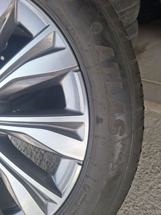 Hongqi Eqmi5 100$ диск+шина одна штука. Если чо здесь 4 шт поговорим — 5