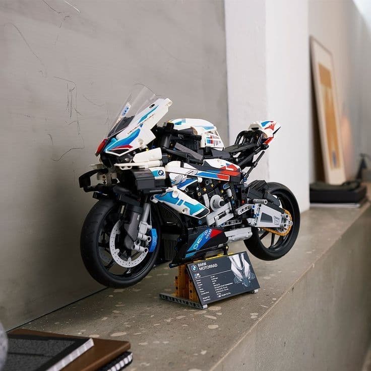 Lego Technic BMW M 1000 RR — 1