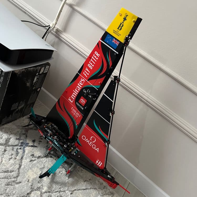 LEGO Technic - Яхта Emirates Team New Zealand AC75 — 2