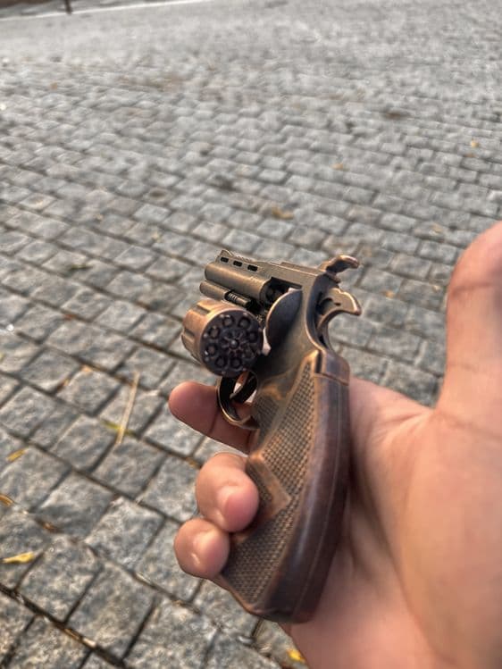 pistolet revolver metalichskiy — 2