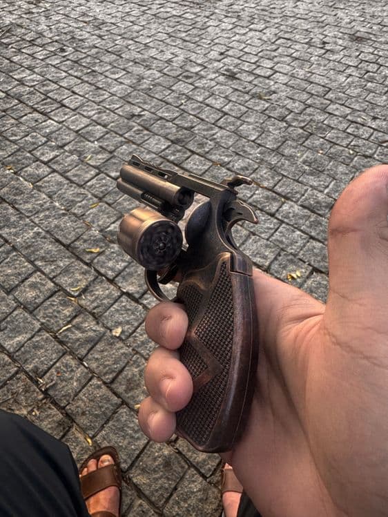 pistolet revolver metalichskiy — 3