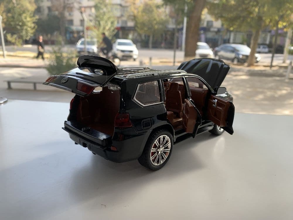 Modelka Lexus LX570 — 10