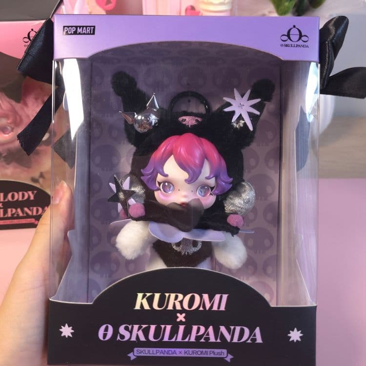 Оригинал Popmart Куроми Sanrio x Skullpanda брелок blindbox — 2