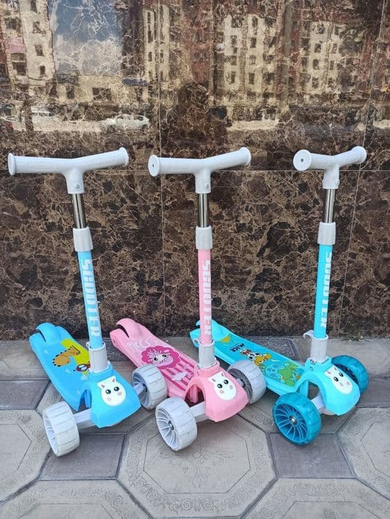 Yorqin g'ikdidiraklari bolgan bolalar uch gikdirakli skuter — 1