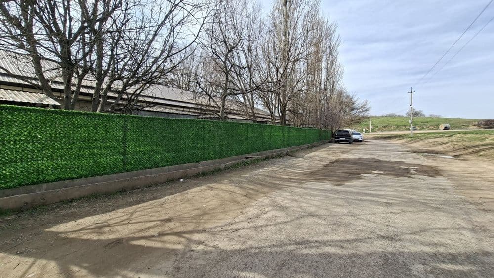 Искусственный газон и забор — 1