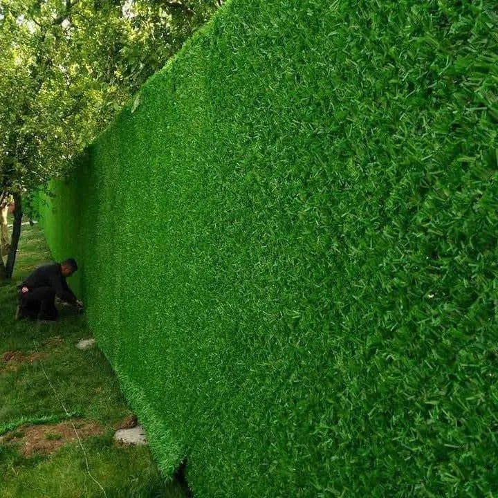 Стильный и практичный забор из искусственного газона