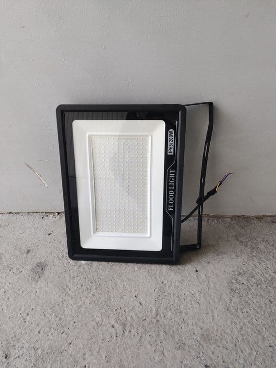 Продаётся прожектор 200w — 2
