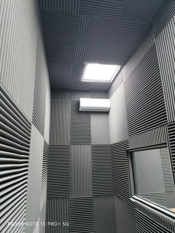 Акустические поролони студия кинотеатр эхо шум звук. — 2