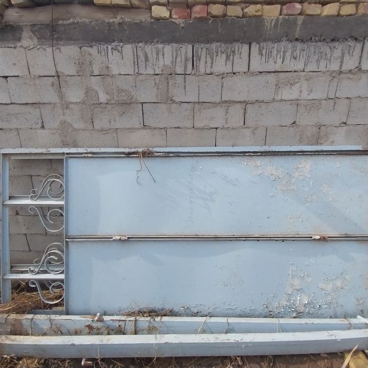 Temir darvoza. Razmeri bo'yi2.80 eni2.60 m. — 1