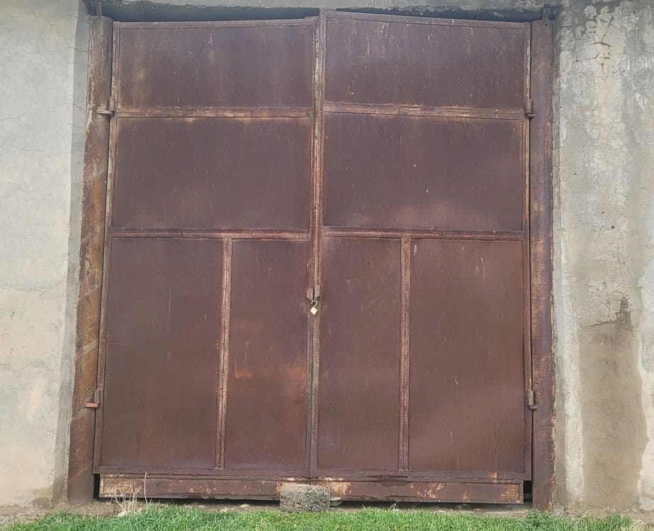 Darvoza qalin materialdan ikalasiyam bir hil — 1