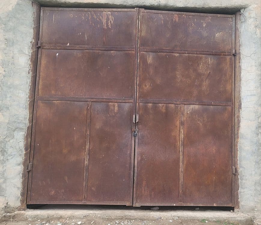 Darvoza qalin materialdan ikalasiyam bir hil — 2