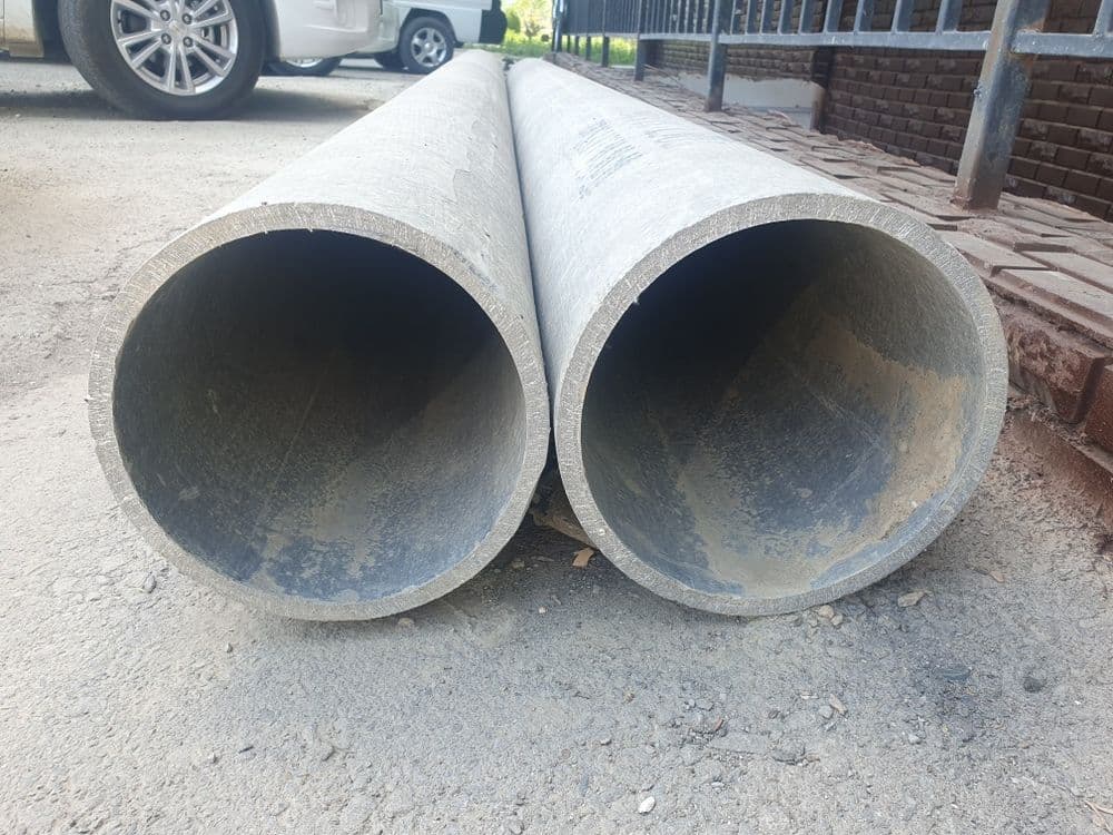 Азбес труба сотилади. Икки дона бор. Биттасини узунлиги 4 м, диаметри — 3