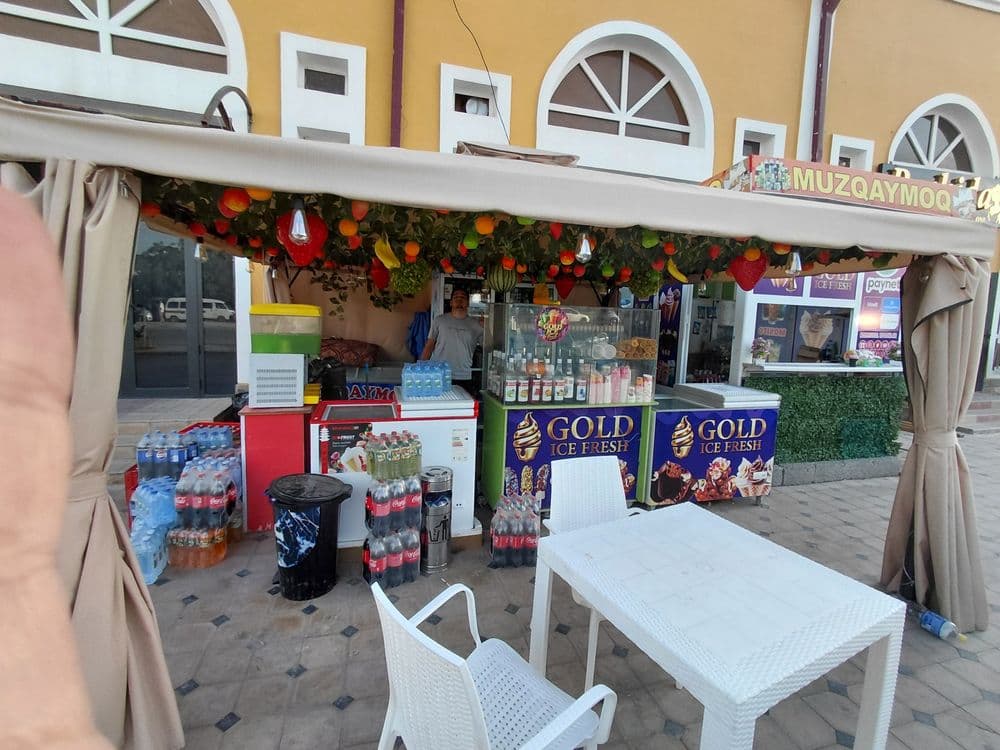 Soyabon tepasidagi bezatilgan aksesuarlari bilan sotiladi