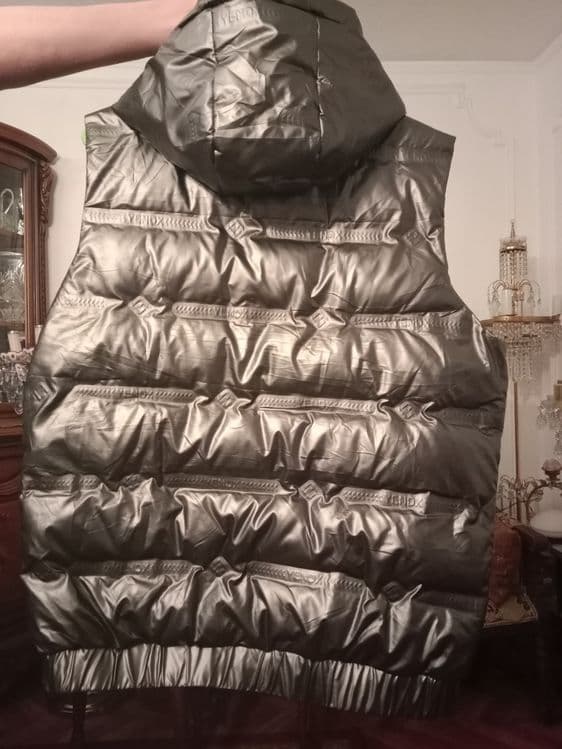 Продам серебристую безрукавку — 2
