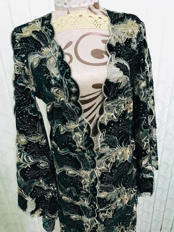 Abaya, абая . Халат, накидка, тўй боп , жуда бой. Вечерняя накитка — 1