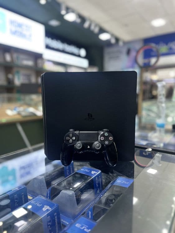 Ps4 slim 1TB b/u 250$ — 1