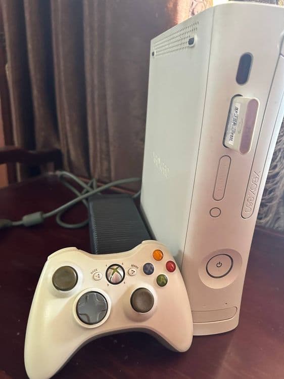 Xbox 360 Arcade. Привозили в 2010 году из Китая. Оригинал, не прошитый — 6