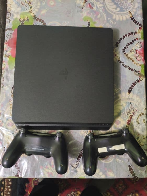 Playstation 4 slim 1tb — 3