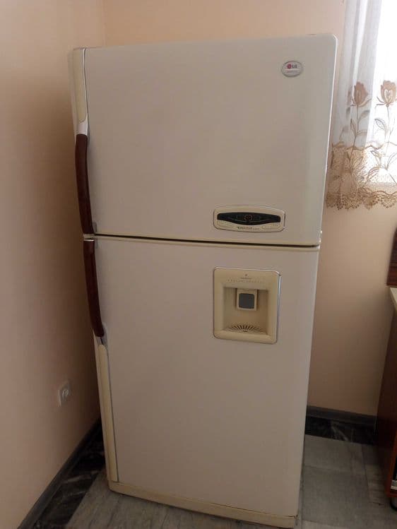 Большой холодильник LG оригинал с емкостью для воды и напитков — 1