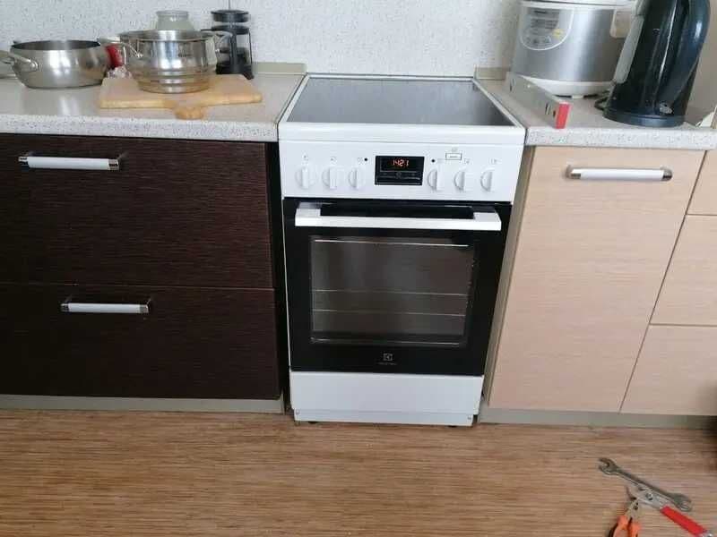Электрическая плита Electrolux RKR560201W белый Румыния — 1